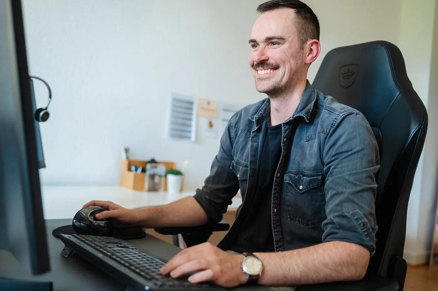 Johannes Grewer an seinem Schreibtisch im Büro in Trier