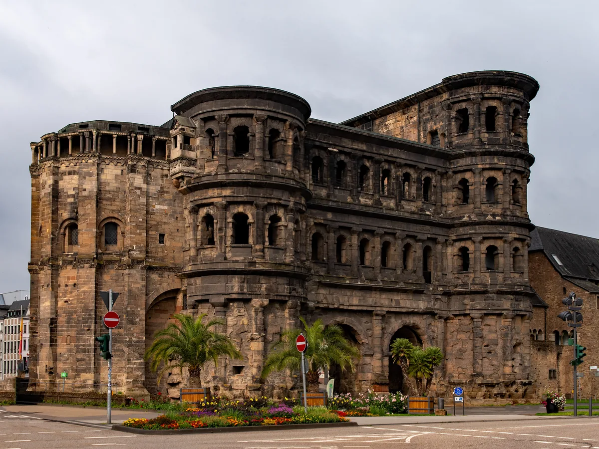 Das römische Stadttor Porta Nigra aus Sandsteinquadern in Trier