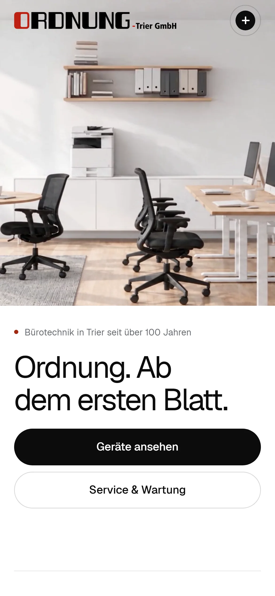 Der Einstieg der Website auf einem Handy: ein Büro mit Schreibtischen und einem Drucker, darunter die Überschrift Ordnung. Ab dem ersten Blatt. und zwei Schaltflächen.
