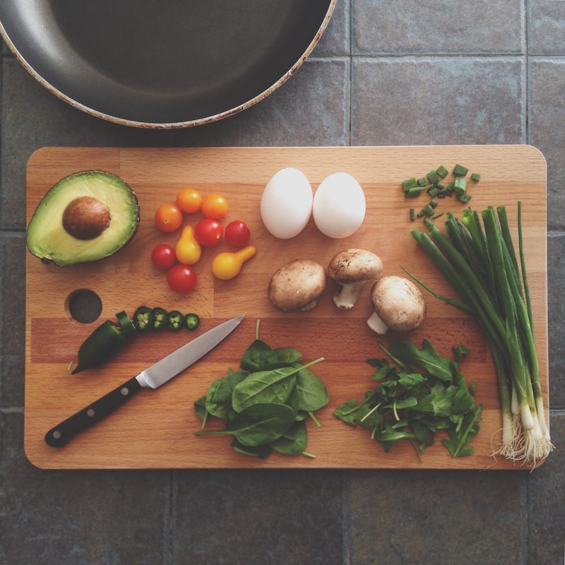 Das gemütliche Innere des Porta Verde — warmes Licht, holzige Akzente, frische Pflanzen